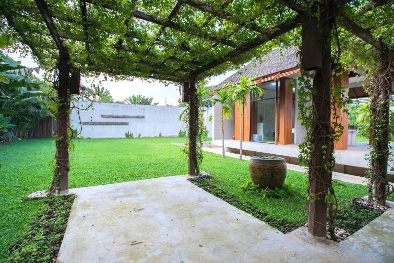 Into The Forest Resort Bangkok Exterior photo